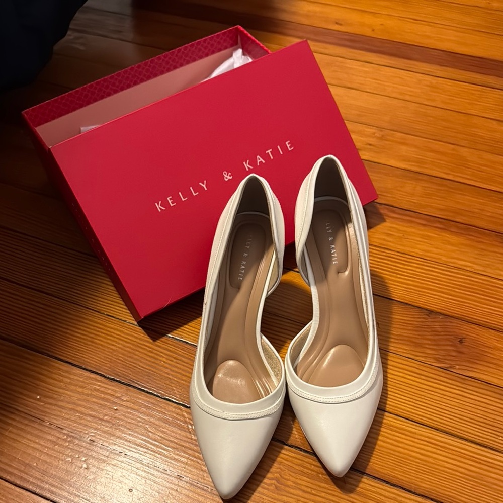Kelly & Katie Women's Cream Pumps